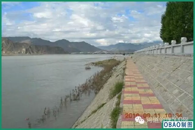 拉萨河护岸结构使居民难于接近河边 拉萨河护岸结构使居民难于接近河边