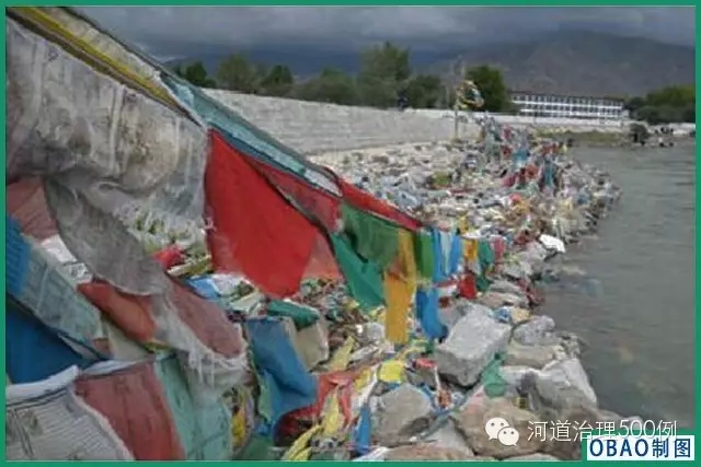 挂在石笼护岸上的经幡,失去了表达的自然载体 挂在石笼护岸上的经幡,失去了表达的自然载体
